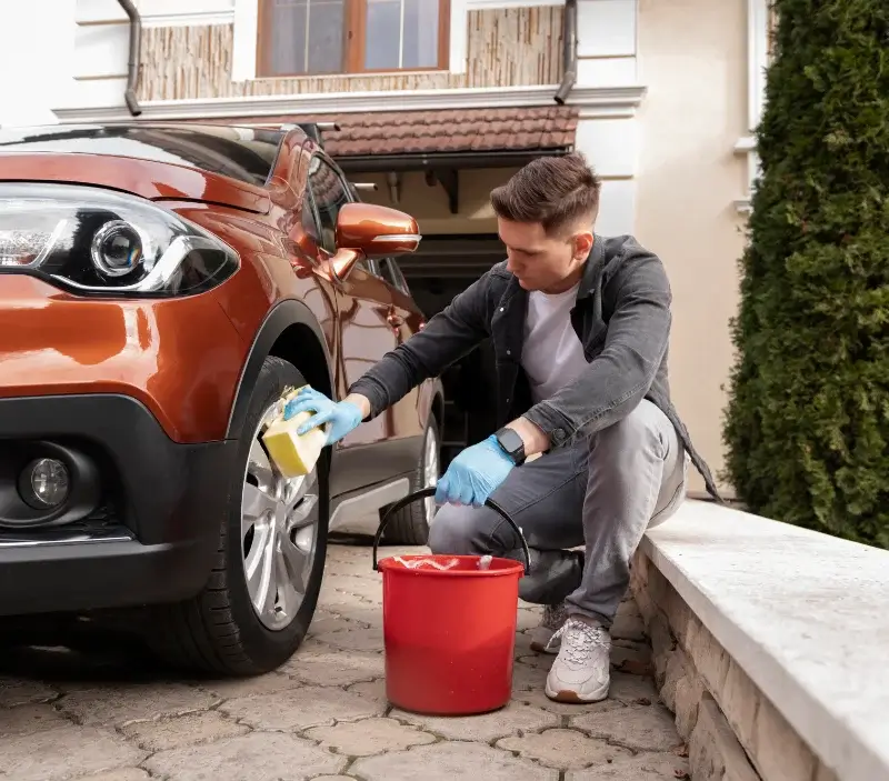 Lavage auto à domicile Saint-Sérotin : professionnel intervenant sur un véhicule